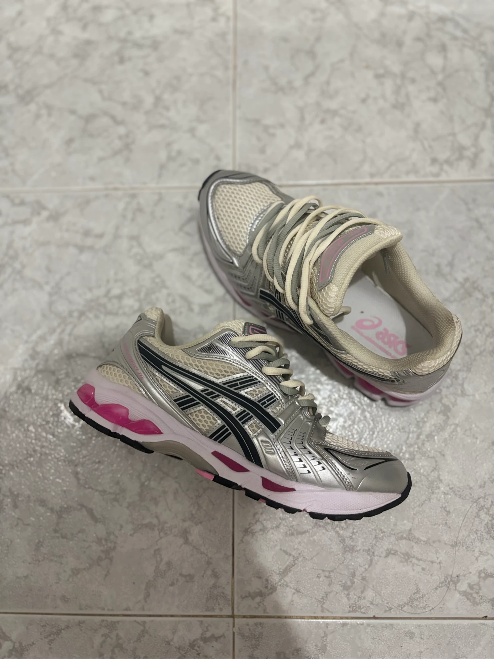 Asics Kayano con doble cordón